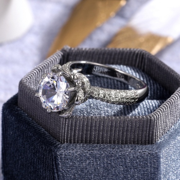 LUXURY FLOWERED 925 STERLING SILVER DIAMOND RING, CUTE RING, SHINY RING. - Picture 5 of 5